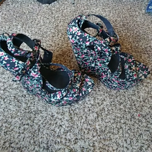 Woman's 6" Wedges Size 8 - Picture 3 of 8